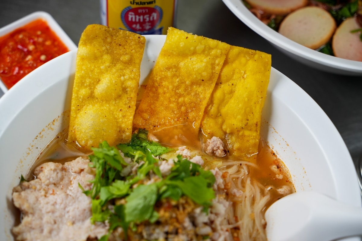 【清邁美食】ซุปโอชา Soup O-Cha 心心湯 – 清邁接地氣平價泰式小吃店，菜單品項超多元，熱炒、粥品、火山鍋、各種海鮮料理應有盡有