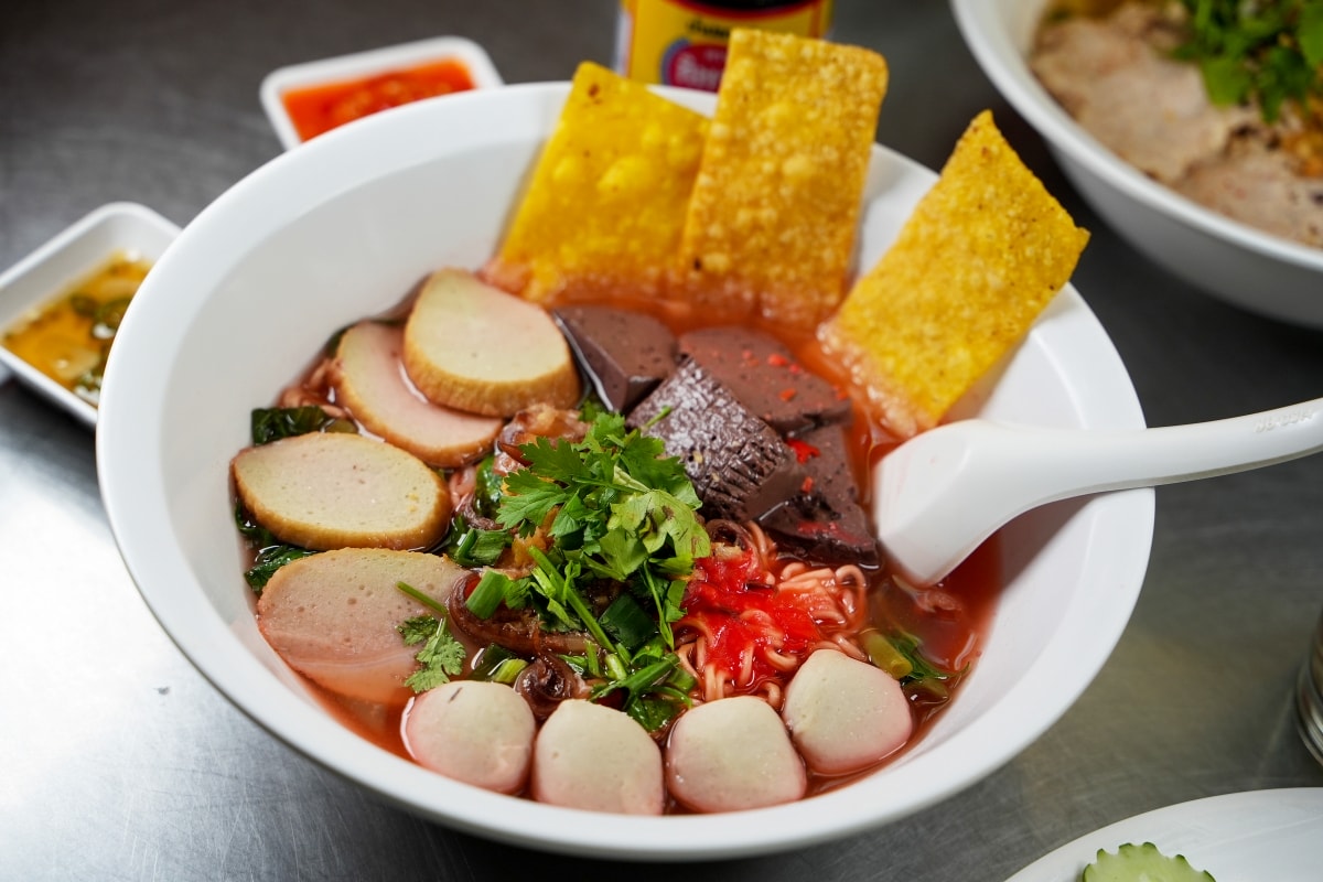 【清邁美食】ซุปโอชา Soup O-Cha 心心湯 – 清邁接地氣平價泰式小吃店，菜單品項超多元，熱炒、粥品、火山鍋、各種海鮮料理應有盡有