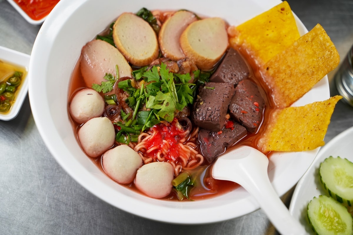 【清邁美食】ซุปโอชา Soup O-Cha 心心湯 – 清邁接地氣平價泰式小吃店，菜單品項超多元，熱炒、粥品、火山鍋、各種海鮮料理應有盡有
