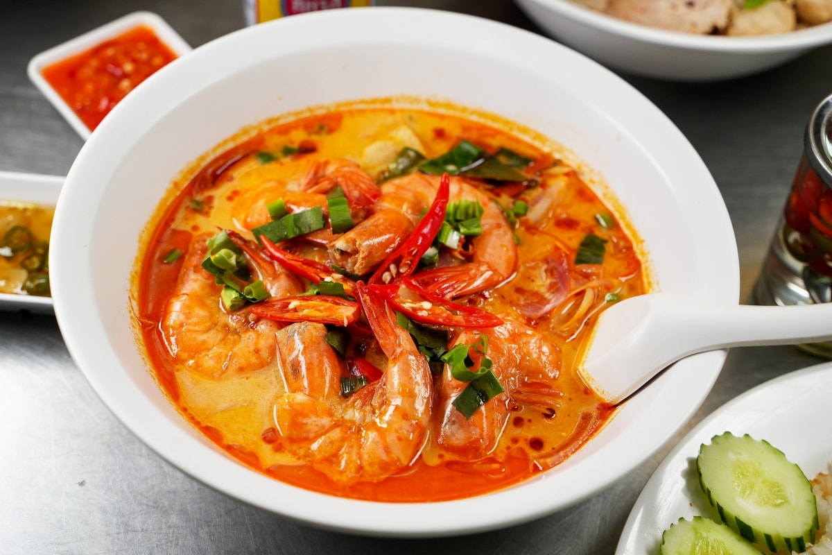 【清邁美食】ซุปโอชา Soup O-Cha 心心湯 – 清邁接地氣平價泰式小吃店，菜單品項超多元，熱炒、粥品、火山鍋、各種海鮮料理應有盡有