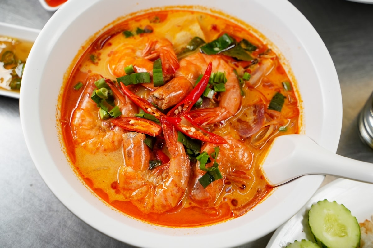 【清邁美食】ซุปโอชา Soup O-Cha 心心湯 – 清邁接地氣平價泰式小吃店，菜單品項超多元，熱炒、粥品、火山鍋、各種海鮮料理應有盡有