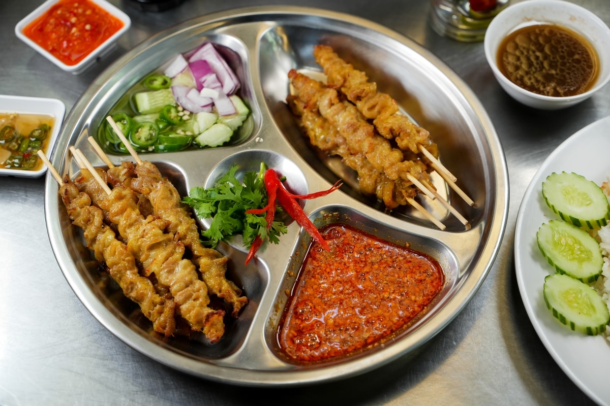 【清邁美食】ซุปโอชา Soup O-Cha 心心湯 – 清邁接地氣平價泰式小吃店，菜單品項超多元，熱炒、粥品、火山鍋、各種海鮮料理應有盡有