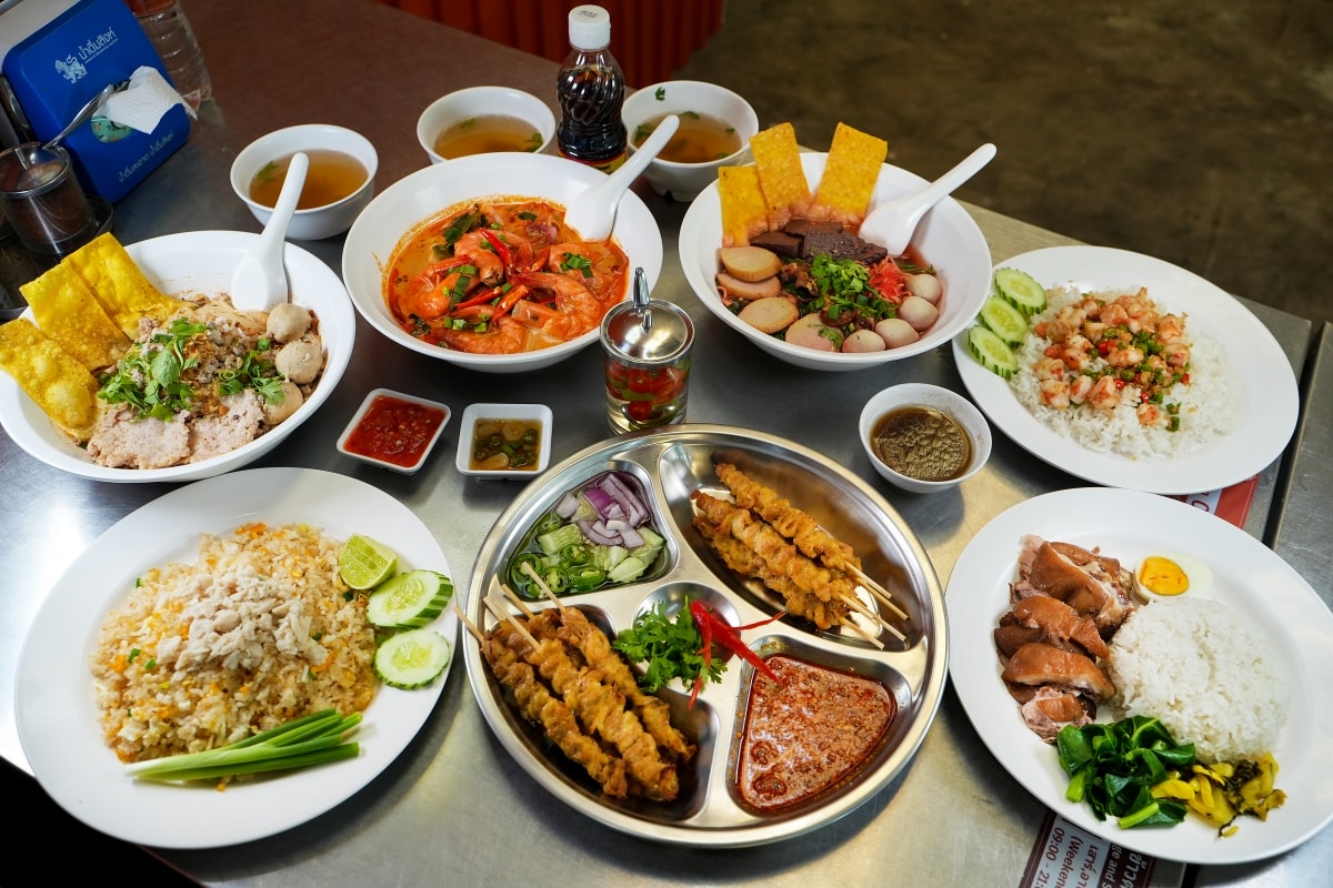 【清邁美食】ซุปโอชา Soup O-Cha 心心湯 – 清邁接地氣平價泰式小吃店，菜單品項超多元，熱炒、粥品、火山鍋、各種海鮮料理應有盡有