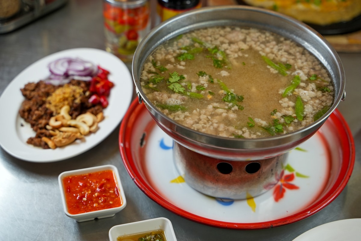 【清邁美食】ซุปโอชา Soup O-Cha 心心湯 – 清邁接地氣平價泰式小吃店，菜單品項超多元，熱炒、粥品、火山鍋、各種海鮮料理應有盡有