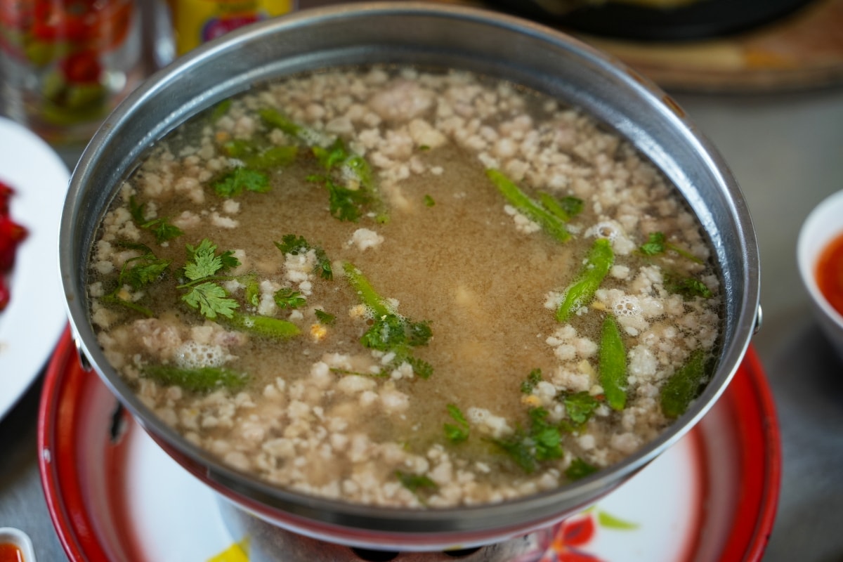 【清邁美食】ซุปโอชา Soup O-Cha 心心湯 – 清邁接地氣平價泰式小吃店，菜單品項超多元，熱炒、粥品、火山鍋、各種海鮮料理應有盡有