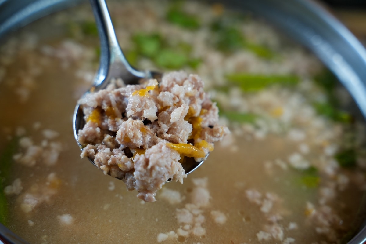 【清邁美食】ซุปโอชา Soup O-Cha 心心湯 – 清邁接地氣平價泰式小吃店，菜單品項超多元，熱炒、粥品、火山鍋、各種海鮮料理應有盡有