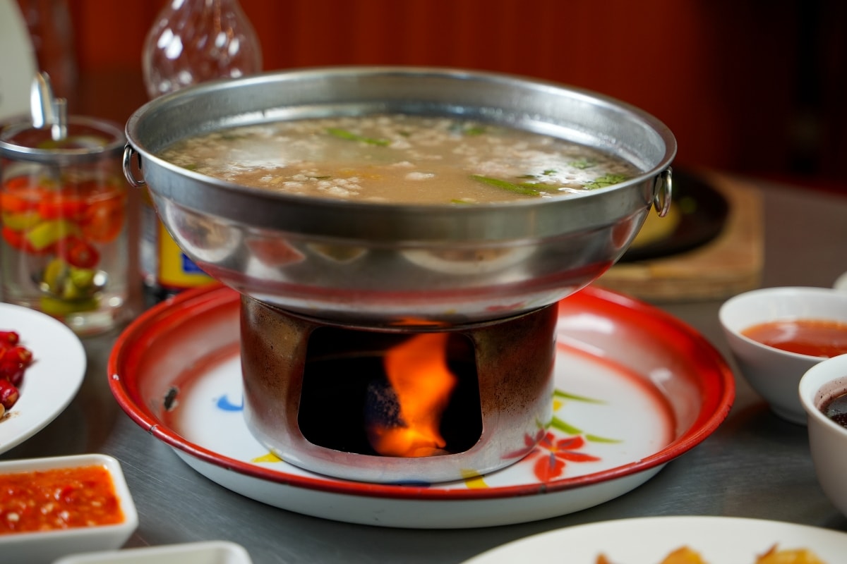 【清邁美食】ซุปโอชา Soup O-Cha 心心湯 – 清邁接地氣平價泰式小吃店，菜單品項超多元，熱炒、粥品、火山鍋、各種海鮮料理應有盡有