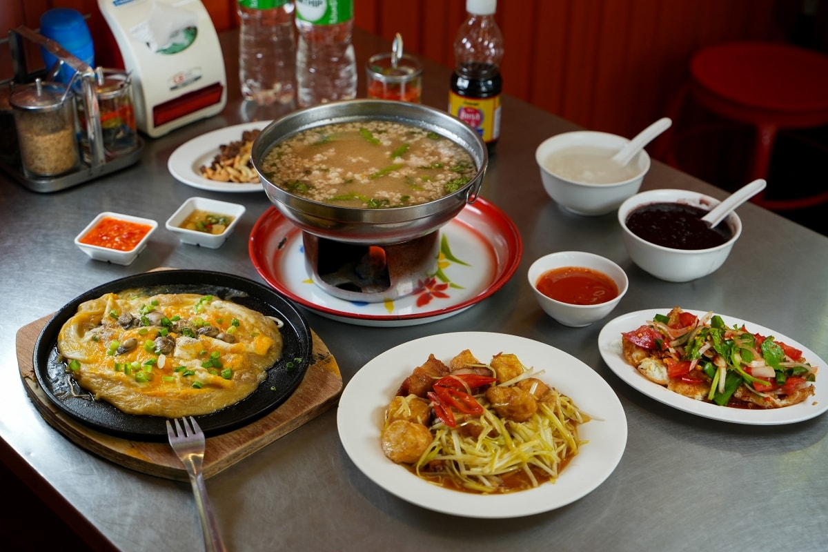 【清邁美食】ซุปโอชา Soup O-Cha 心心湯 – 清邁接地氣平價泰式小吃店，菜單品項超多元，熱炒、粥品、火山鍋、各種海鮮料理應有盡有
