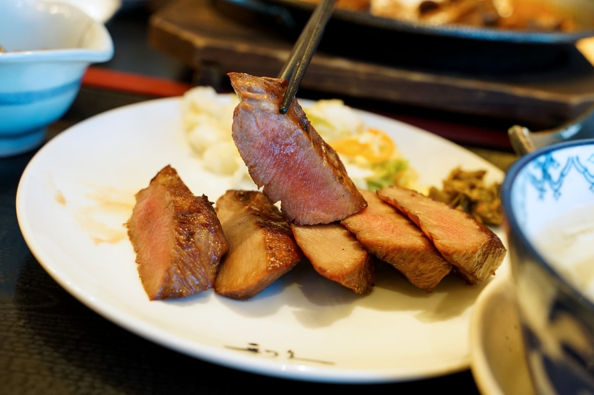 【東京 | 押上】牛舌炭烤利久 東京晴空街道店 – 以炭火炙烤的厚切牛舌聞名全日本的牛舌料理專門店,地位相當於牛舌界的鼎泰豐! - 第11張圖 【東京 | 押上】牛舌炭烤利久 東京晴空街道店 – 以炭火炙烤的厚切牛舌聞名全日本的牛舌料理專門店,地位相當於牛舌界的鼎泰豐!
