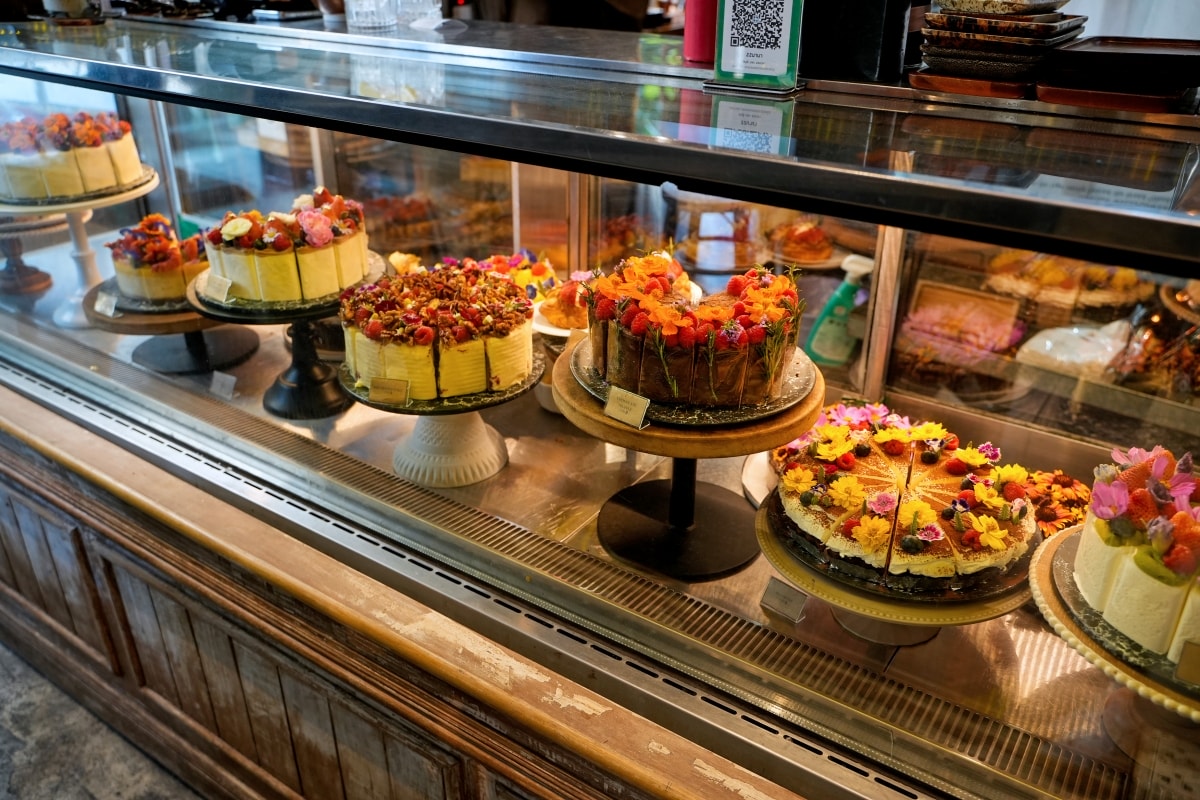 【曼谷美食】Wallflowers Cafe – 曼谷中國城超人氣花草風網美咖啡廳,環境跟餐點賣相都吸睛,我覺得這裡的鹹食比蛋糕好吃 - 第14張圖 【曼谷美食】Wallflowers Cafe – 曼谷中國城超人氣花草風網美咖啡廳,環境跟餐點賣相都吸睛,我覺得這裡的鹹食比蛋糕好吃
