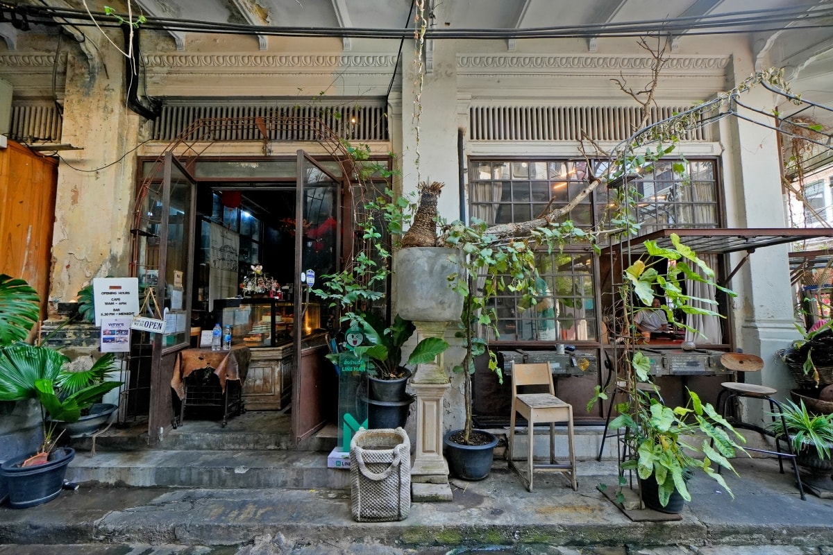 【曼谷美食】Wallflowers Cafe – 曼谷中國城超人氣花草風網美咖啡廳,環境跟餐點賣相都吸睛,我覺得這裡的鹹食比蛋糕好吃 - 第4張圖 【曼谷美食】Wallflowers Cafe – 曼谷中國城超人氣花草風網美咖啡廳,環境跟餐點賣相都吸睛,我覺得這裡的鹹食比蛋糕好吃