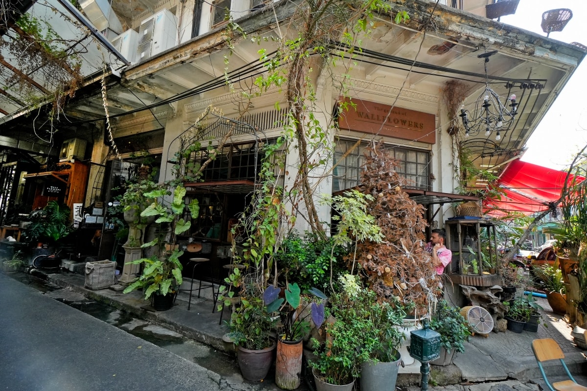 【曼谷美食】Wallflowers Cafe – 曼谷中國城超人氣花草風網美咖啡廳,環境跟餐點賣相都吸睛,我覺得這裡的鹹食比蛋糕好吃 - 第2張圖 【曼谷美食】Wallflowers Cafe – 曼谷中國城超人氣花草風網美咖啡廳,環境跟餐點賣相都吸睛,我覺得這裡的鹹食比蛋糕好吃