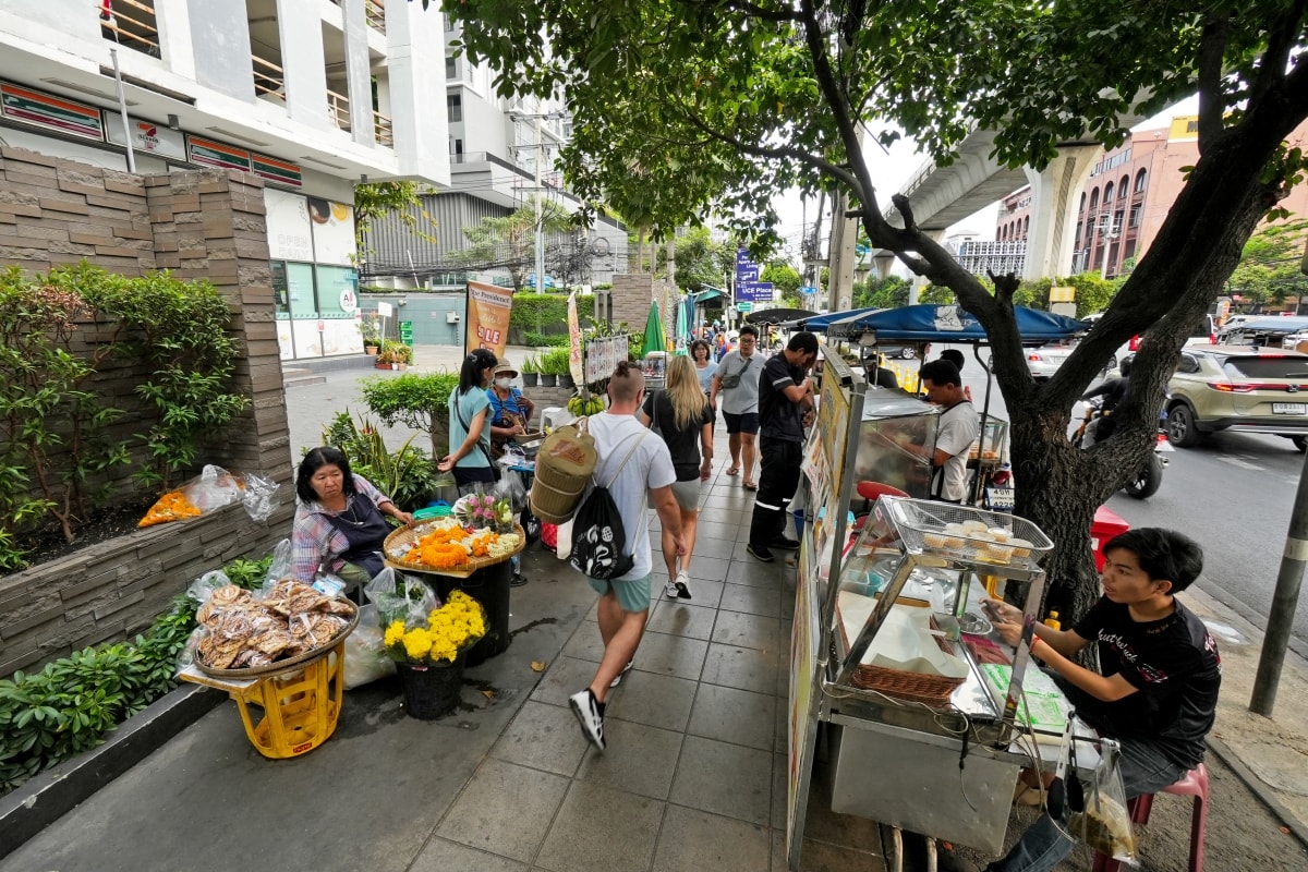 【曼谷美食】安努站 On Nut 魷魚婆婆 – On Nut站旁神秘又美味的烤魷魚片路邊攤，一包只要45泰銖而已，很多人都是幾十包、幾十包這樣買