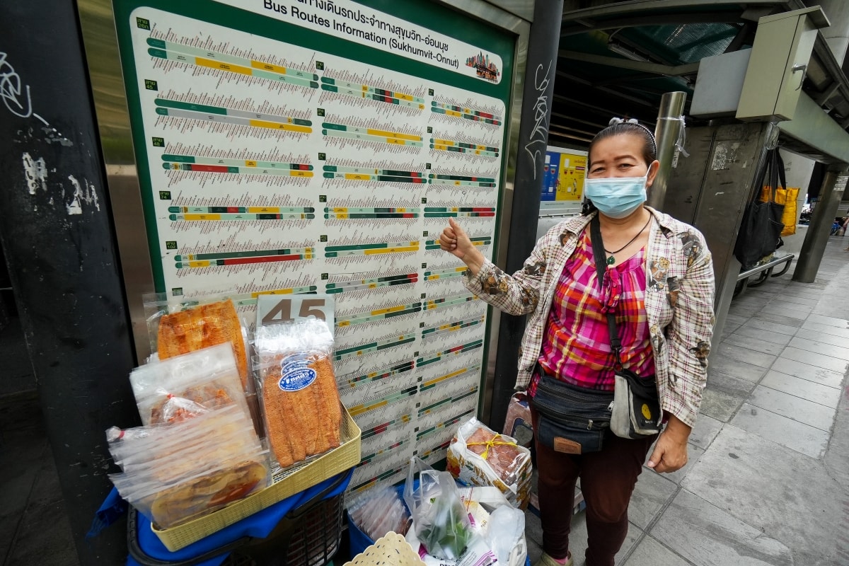 【曼谷美食】安努站 On Nut 魷魚婆婆 – On Nut站旁神秘又美味的烤魷魚片路邊攤，一包只要45泰銖而已，很多人都是幾十包、幾十包這樣買