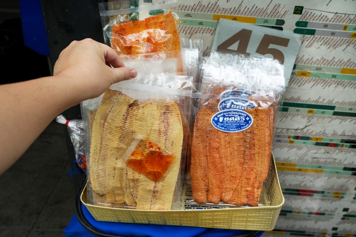 【曼谷美食】安努站 On Nut 魷魚婆婆 – On Nut站旁神秘又美味的烤魷魚片路邊攤，一包只要45泰銖而已，很多人都是幾十包、幾十包這樣買