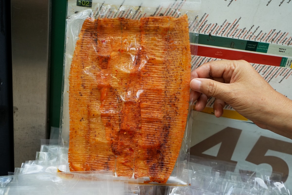 【曼谷美食】安努站 On Nut 魷魚婆婆 – On Nut站旁神秘又美味的烤魷魚片路邊攤，一包只要45泰銖而已，很多人都是幾十包、幾十包這樣買
