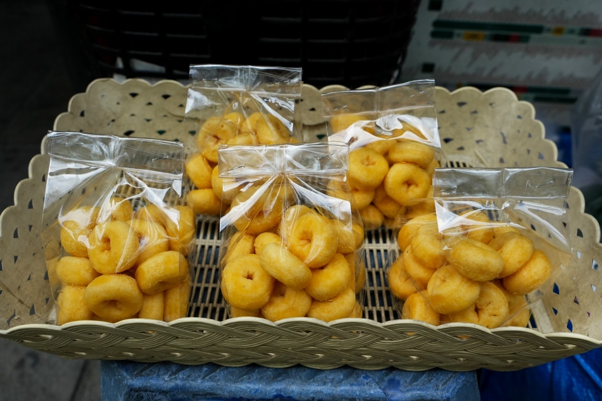 【曼谷美食】安努站 On Nut 魷魚婆婆 – On Nut站旁神秘又美味的烤魷魚片路邊攤，一包只要45泰銖而已，很多人都是幾十包、幾十包這樣買