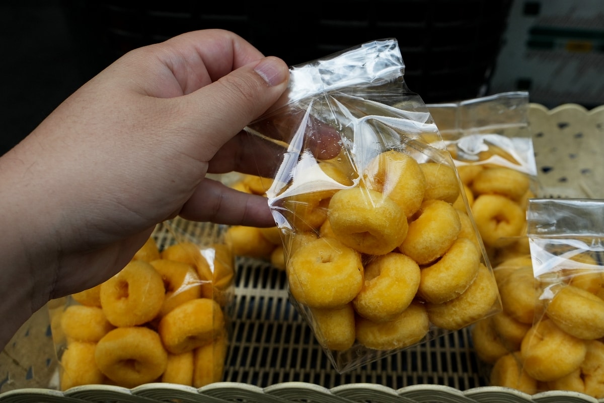 【曼谷美食】安努站 On Nut 魷魚婆婆 – On Nut站旁神秘又美味的烤魷魚片路邊攤，一包只要45泰銖而已，很多人都是幾十包、幾十包這樣買