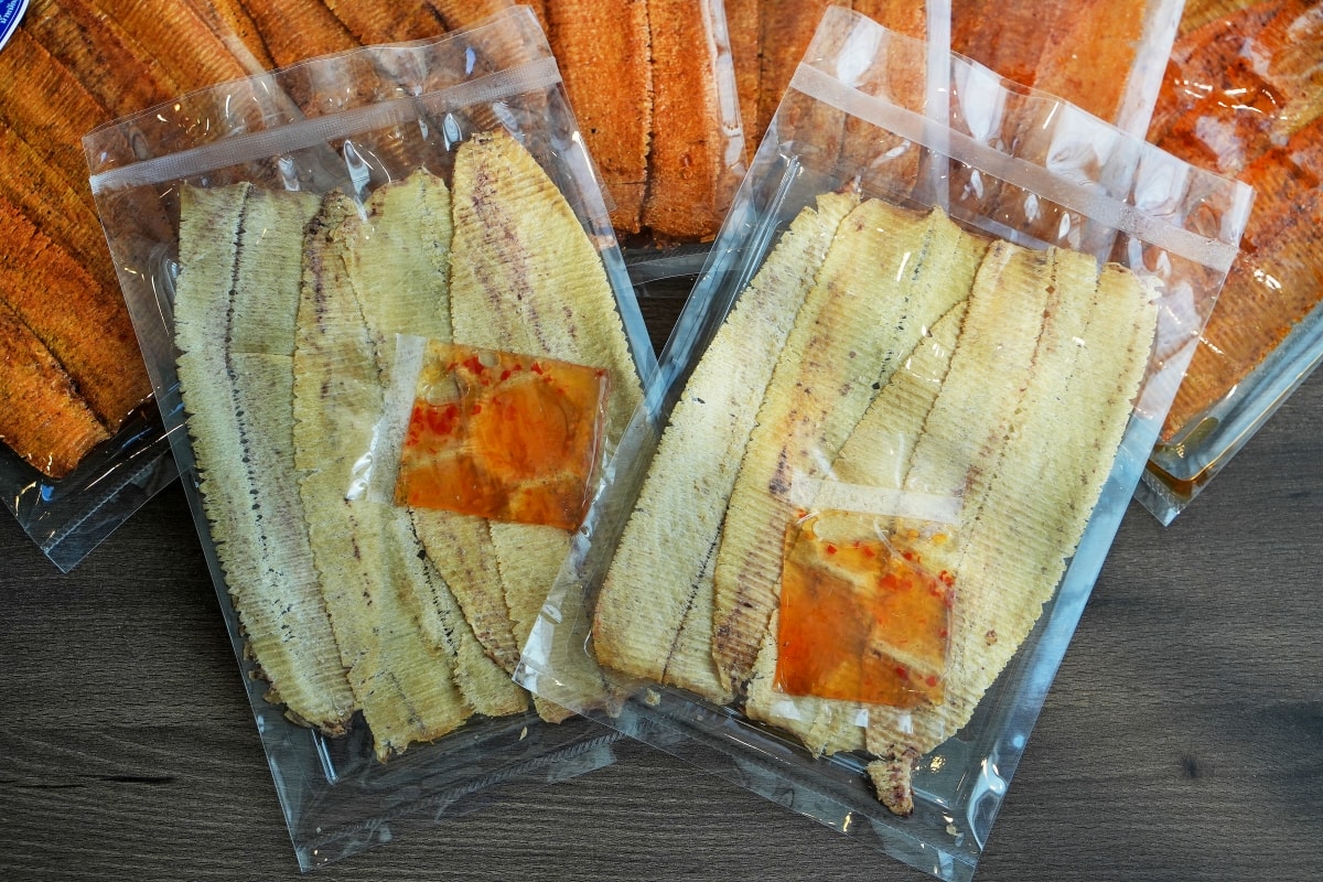 【曼谷美食】安努站 On Nut 魷魚婆婆 – On Nut站旁神秘又美味的烤魷魚片路邊攤，一包只要45泰銖而已，很多人都是幾十包、幾十包這樣買