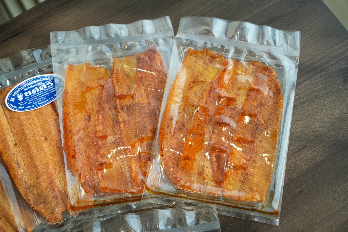 【曼谷美食】安努站 On Nut 魷魚婆婆 – On Nut站旁神秘又美味的烤魷魚片路邊攤，一包只要45泰銖而已，很多人都是幾十包、幾十包這樣買