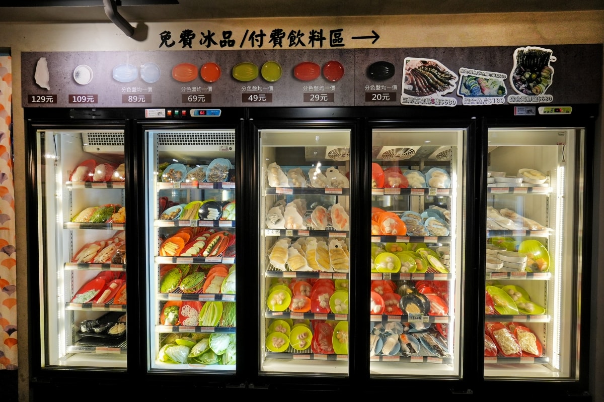 【新竹美食】韋爐復刻食鍋巨城店 – 新竹巨城購物中心附近的好吃火鍋店，超推蒜苗魷魚石頭鍋！冷藏櫃裡有多種其他火鍋店少見的山珍海味