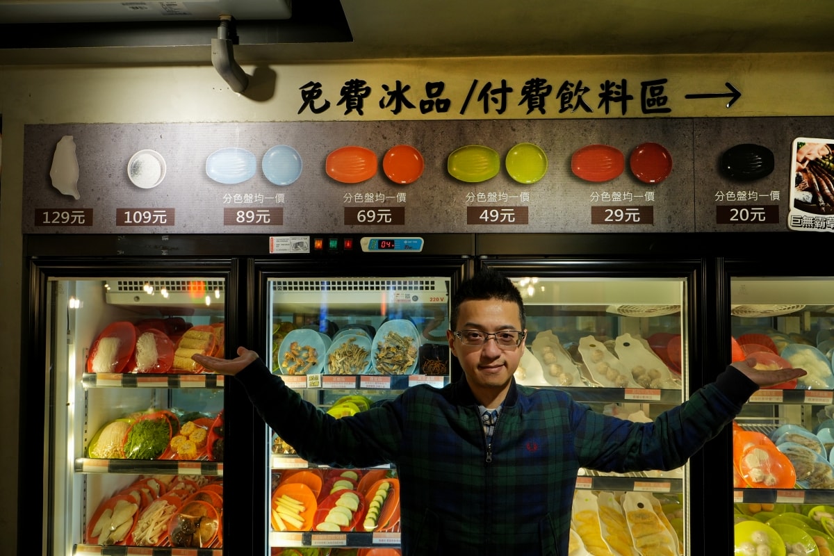 【新竹美食】韋爐復刻食鍋巨城店 – 新竹巨城購物中心附近的好吃火鍋店，超推蒜苗魷魚石頭鍋！冷藏櫃裡有多種其他火鍋店少見的山珍海味