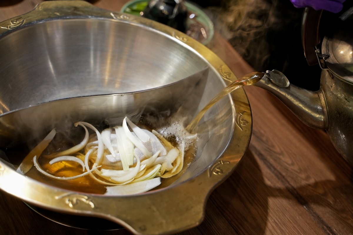 【新竹美食】韋爐復刻食鍋巨城店 – 新竹巨城購物中心附近的好吃火鍋店，超推蒜苗魷魚石頭鍋！冷藏櫃裡有多種其他火鍋店少見的山珍海味