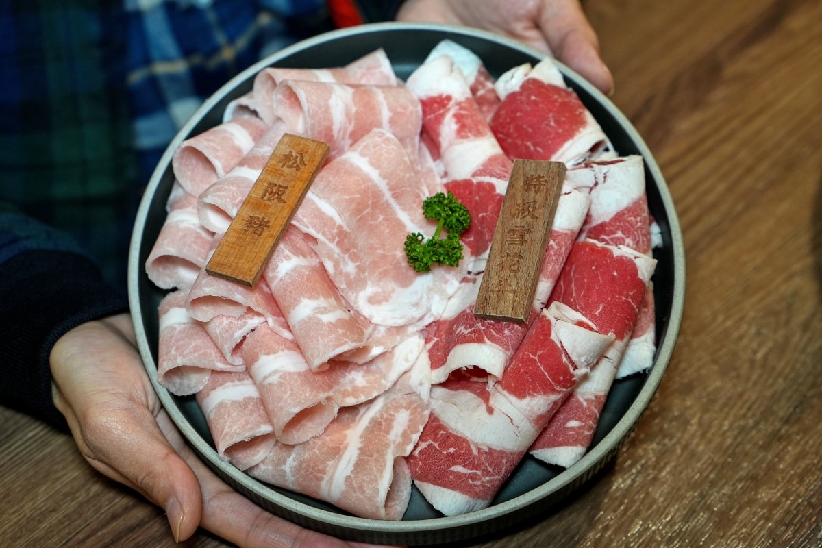 【新竹美食】韋爐復刻食鍋巨城店 – 新竹巨城購物中心附近的好吃火鍋店，超推蒜苗魷魚石頭鍋！冷藏櫃裡有多種其他火鍋店少見的山珍海味