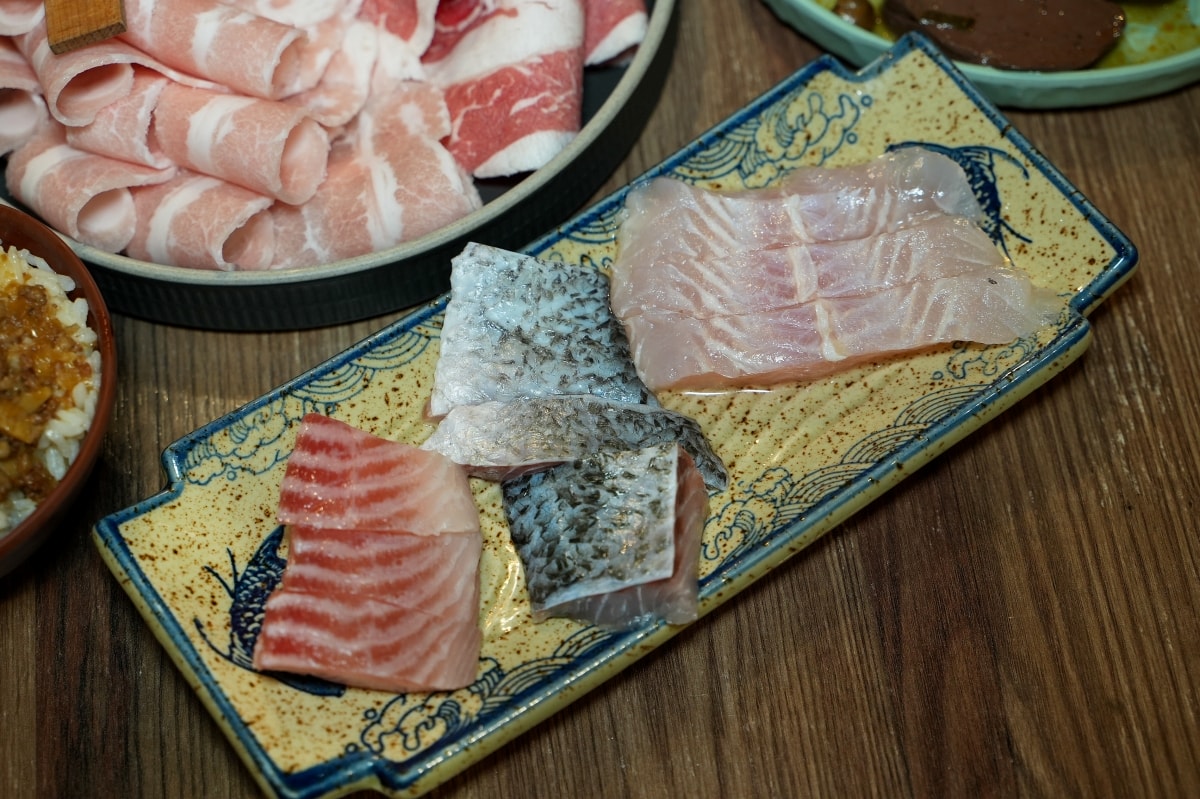 【新竹美食】韋爐復刻食鍋巨城店 – 新竹巨城購物中心附近的好吃火鍋店，超推蒜苗魷魚石頭鍋！冷藏櫃裡有多種其他火鍋店少見的山珍海味