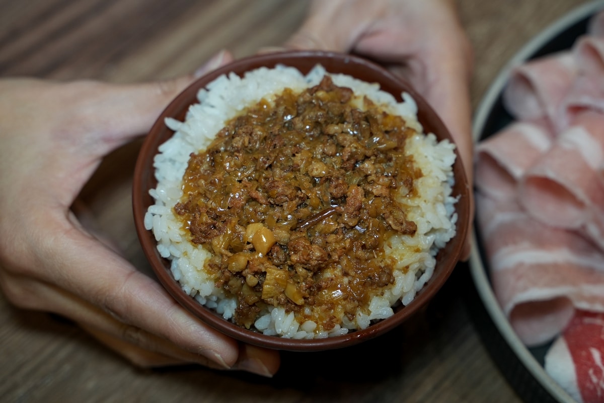 【新竹美食】韋爐復刻食鍋巨城店 – 新竹巨城購物中心附近的好吃火鍋店，超推蒜苗魷魚石頭鍋！冷藏櫃裡有多種其他火鍋店少見的山珍海味