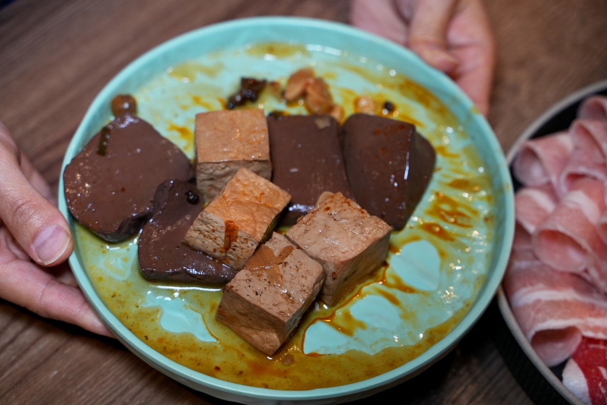 【新竹美食】韋爐復刻食鍋巨城店 – 新竹巨城購物中心附近的好吃火鍋店，超推蒜苗魷魚石頭鍋！冷藏櫃裡有多種其他火鍋店少見的山珍海味