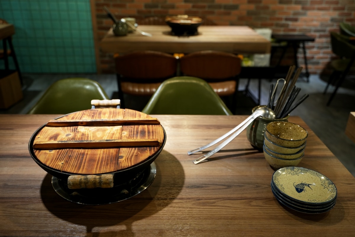 【新竹美食】韋爐復刻食鍋巨城店 – 新竹巨城購物中心附近的好吃火鍋店，超推蒜苗魷魚石頭鍋！冷藏櫃裡有多種其他火鍋店少見的山珍海味