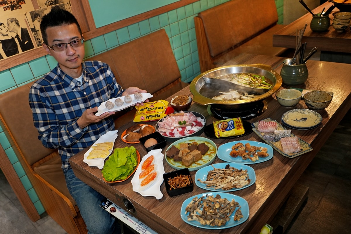 【新竹美食】韋爐復刻食鍋巨城店 – 新竹巨城購物中心附近的好吃火鍋店，超推蒜苗魷魚石頭鍋！冷藏櫃裡有多種其他火鍋店少見的山珍海味