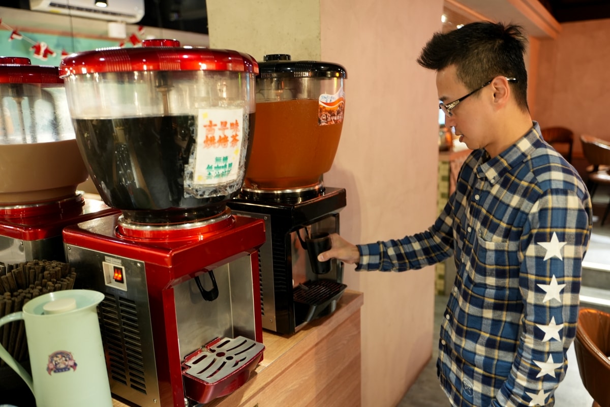 【新竹美食】韋爐復刻食鍋巨城店 – 新竹巨城購物中心附近的好吃火鍋店，超推蒜苗魷魚石頭鍋！冷藏櫃裡有多種其他火鍋店少見的山珍海味