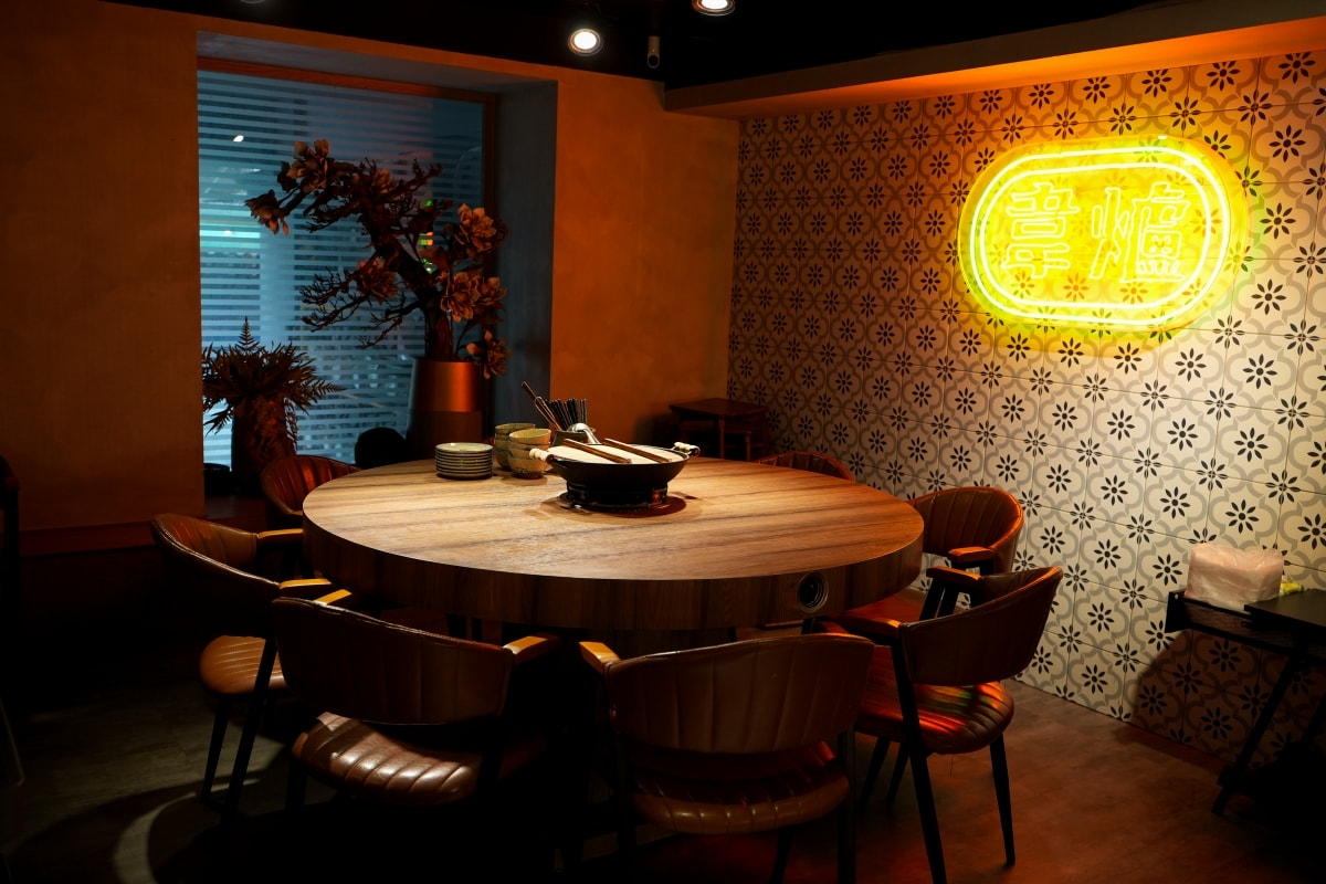 【新竹美食】韋爐復刻食鍋巨城店 – 新竹巨城購物中心附近的好吃火鍋店，超推蒜苗魷魚石頭鍋！冷藏櫃裡有多種其他火鍋店少見的山珍海味
