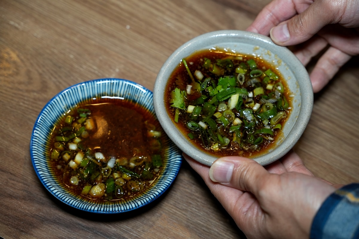 【新竹美食】韋爐復刻食鍋巨城店 – 新竹巨城購物中心附近的好吃火鍋店，超推蒜苗魷魚石頭鍋！冷藏櫃裡有多種其他火鍋店少見的山珍海味