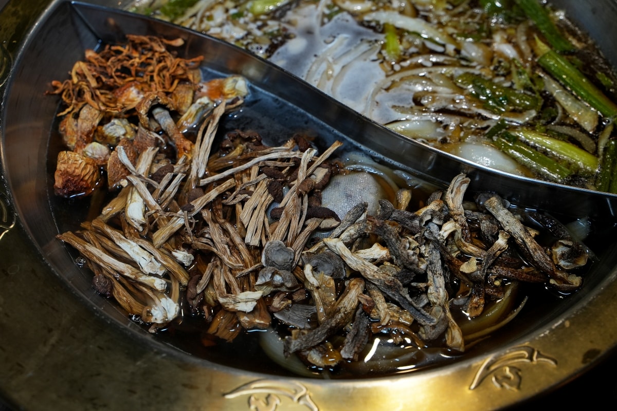 【新竹美食】韋爐復刻食鍋巨城店 – 新竹巨城購物中心附近的好吃火鍋店，超推蒜苗魷魚石頭鍋！冷藏櫃裡有多種其他火鍋店少見的山珍海味
