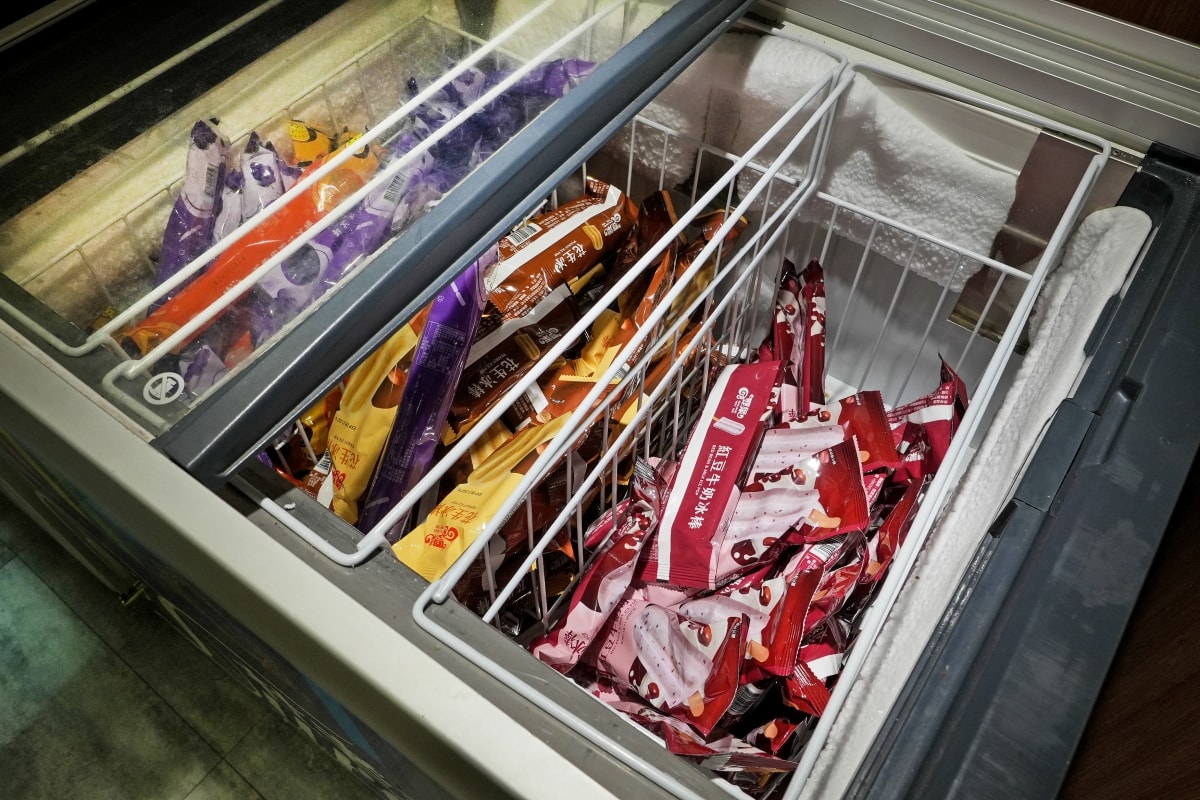 【新竹美食】韋爐復刻食鍋巨城店 – 新竹巨城購物中心附近的好吃火鍋店，超推蒜苗魷魚石頭鍋！冷藏櫃裡有多種其他火鍋店少見的山珍海味