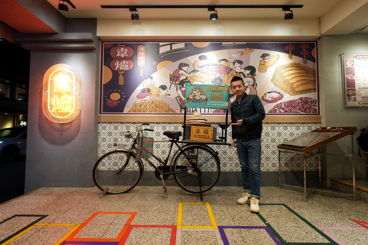 【新竹美食】韋爐復刻食鍋巨城店 – 新竹巨城購物中心附近的好吃火鍋店，超推蒜苗魷魚石頭鍋！冷藏櫃裡有多種其他火鍋店少見的山珍海味