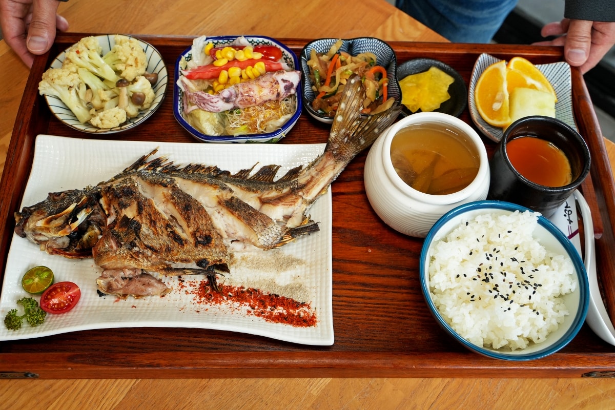 【礁溪美食】樂漁鮮魚定食x咖啡 – 礁溪新開幕人氣定食餐廳！主打各種老饕等級的現流海魚，每日數量限定，晚來就吃不到唷～