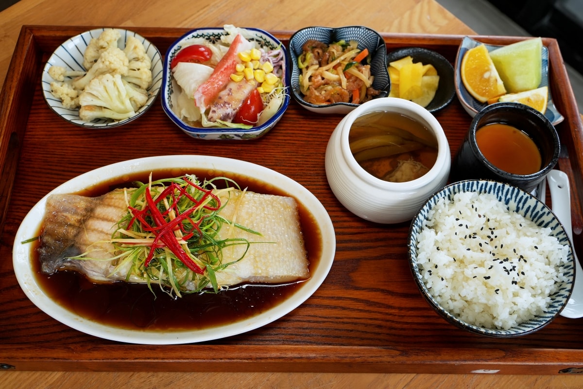 【礁溪美食】樂漁鮮魚定食x咖啡 – 礁溪新開幕人氣定食餐廳！主打各種老饕等級的現流海魚，每日數量限定，晚來就吃不到唷～