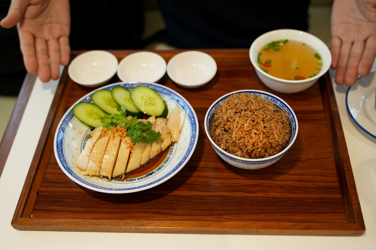 【曼谷美食】Baytong Chicken Rice – Ari站隱藏版高評價海南雞飯餐廳！特選來自泰國南部的勿洞雞，肉質格外Q彈又鮮甜
