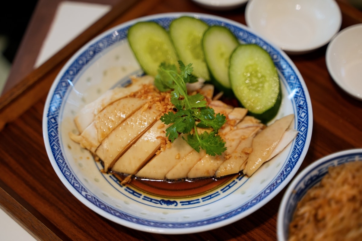 【曼谷美食】Baytong Chicken Rice – Ari站隱藏版高評價海南雞飯餐廳！特選來自泰國南部的勿洞雞，肉質格外Q彈又鮮甜