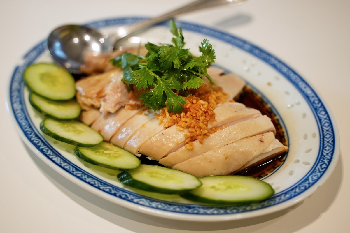 【曼谷美食】Baytong Chicken Rice – Ari站隱藏版高評價海南雞飯餐廳！特選來自泰國南部的勿洞雞，肉質格外Q彈又鮮甜