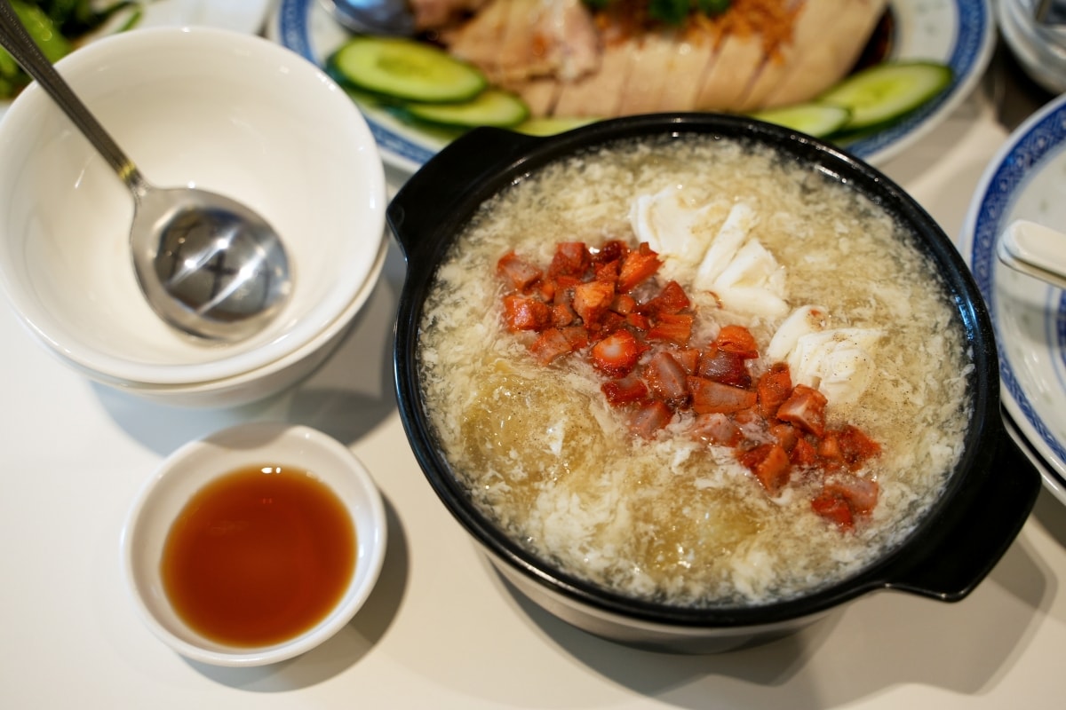 【曼谷美食】Baytong Chicken Rice – Ari站隱藏版高評價海南雞飯餐廳！特選來自泰國南部的勿洞雞，肉質格外Q彈又鮮甜