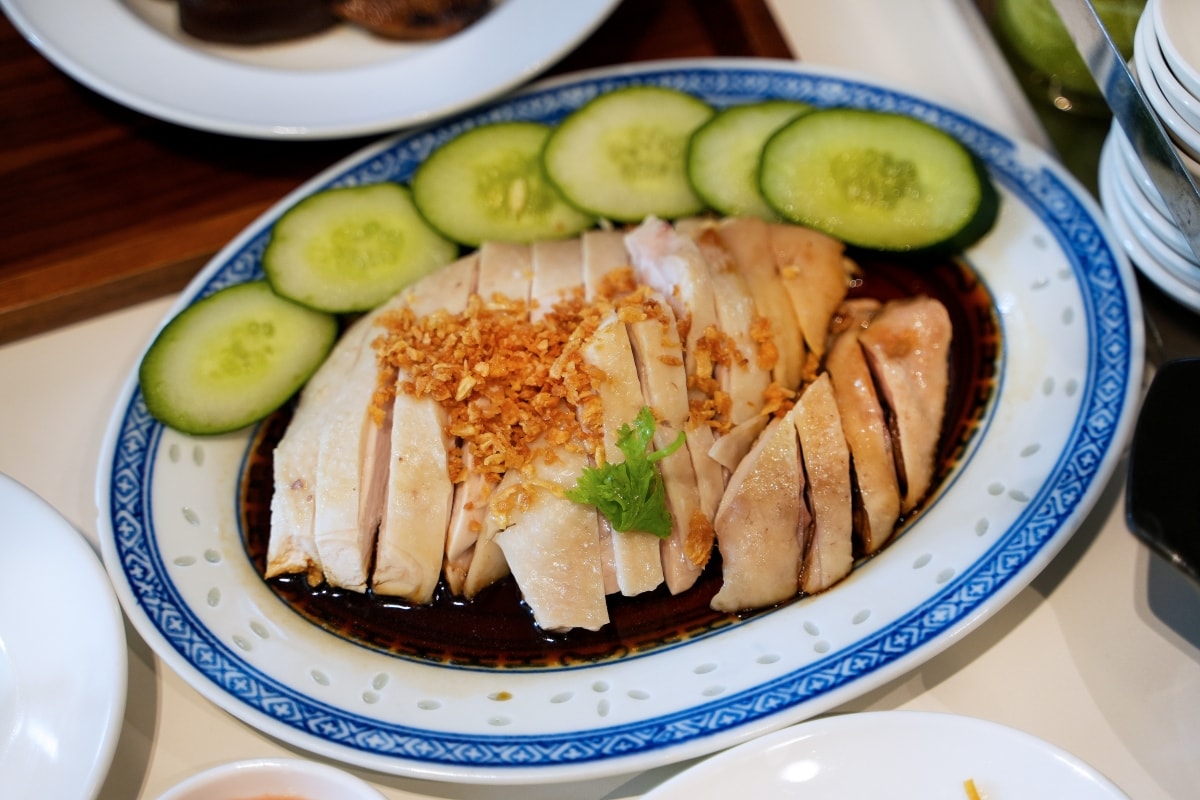 【曼谷美食】Baytong Chicken Rice – Ari站隱藏版高評價海南雞飯餐廳！特選來自泰國南部的勿洞雞，肉質格外Q彈又鮮甜