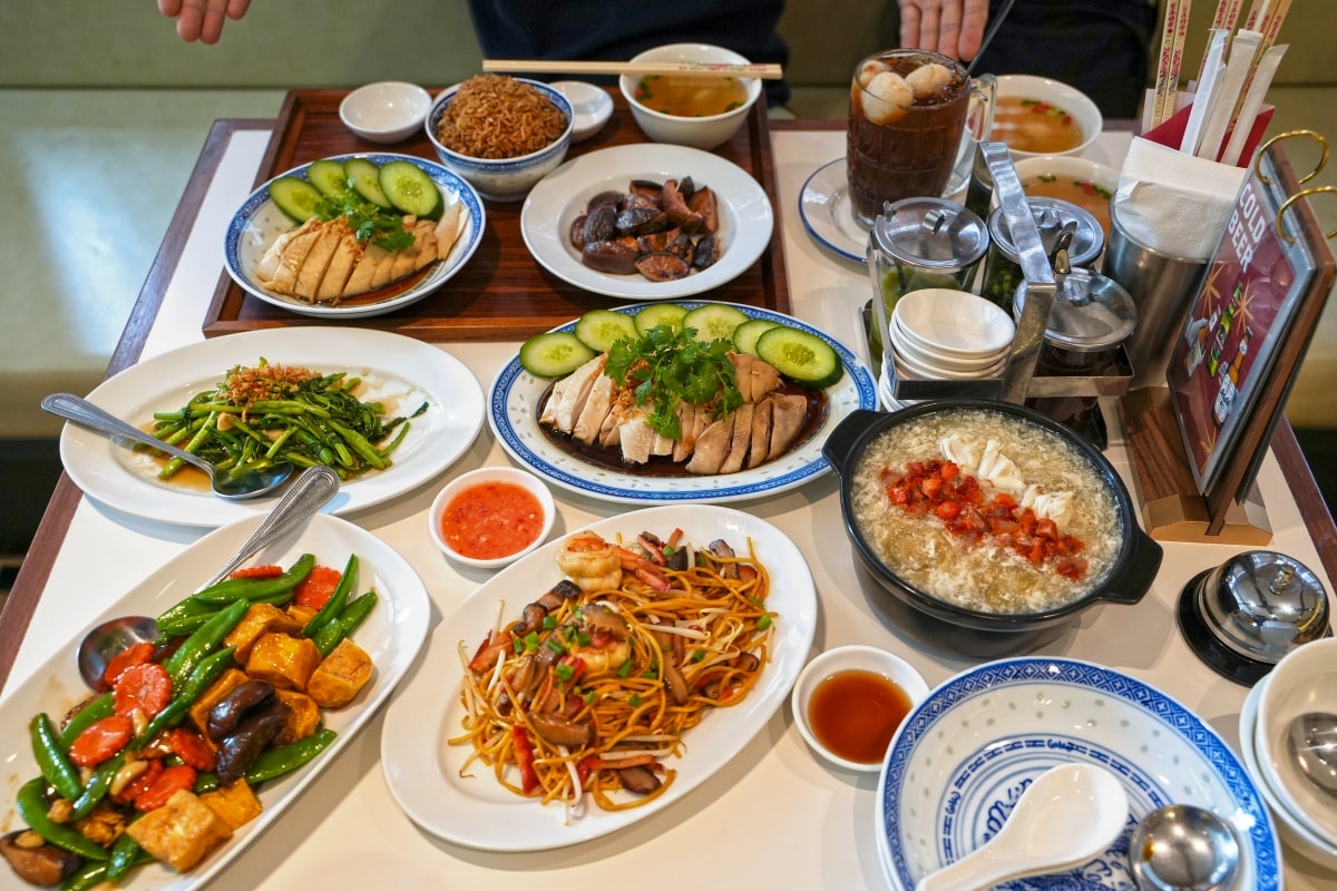 【曼谷美食】Baytong Chicken Rice – Ari站隱藏版高評價海南雞飯餐廳！特選來自泰國南部的勿洞雞，肉質格外Q彈又鮮甜