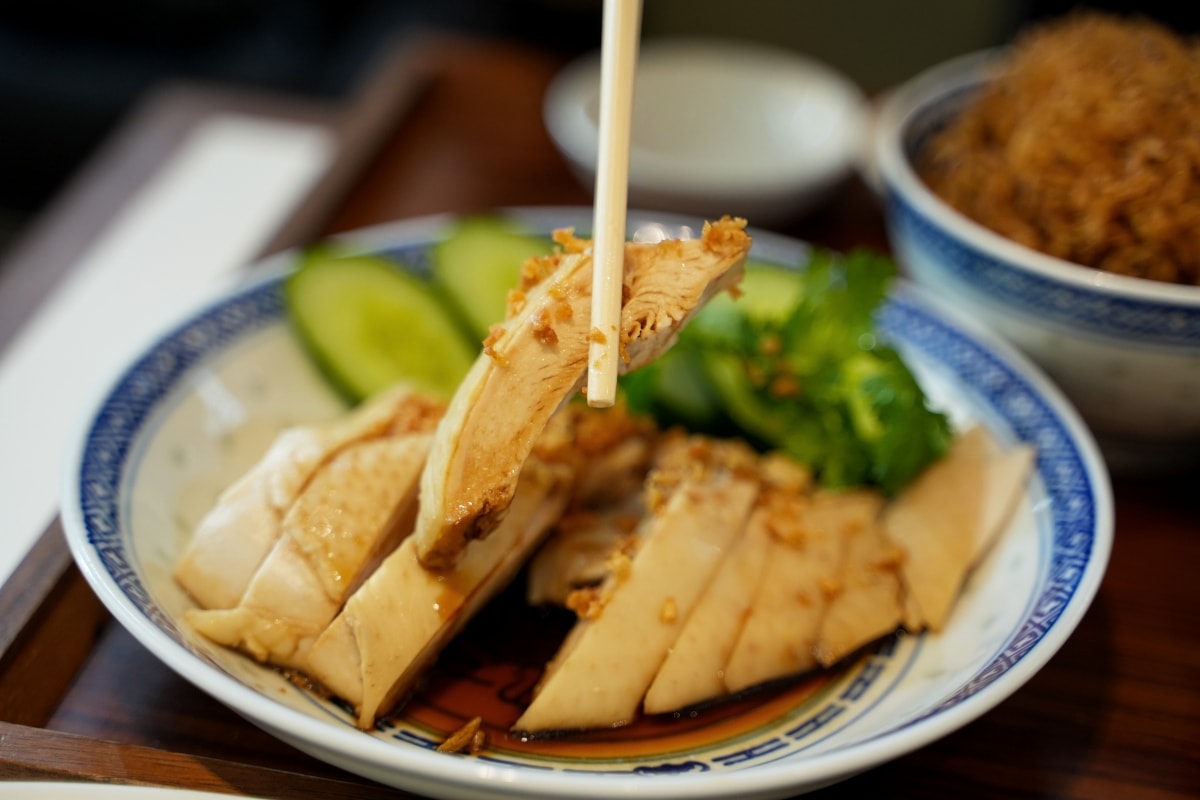 【曼谷美食】Baytong Chicken Rice – Ari站隱藏版高評價海南雞飯餐廳！特選來自泰國南部的勿洞雞，肉質格外Q彈又鮮甜