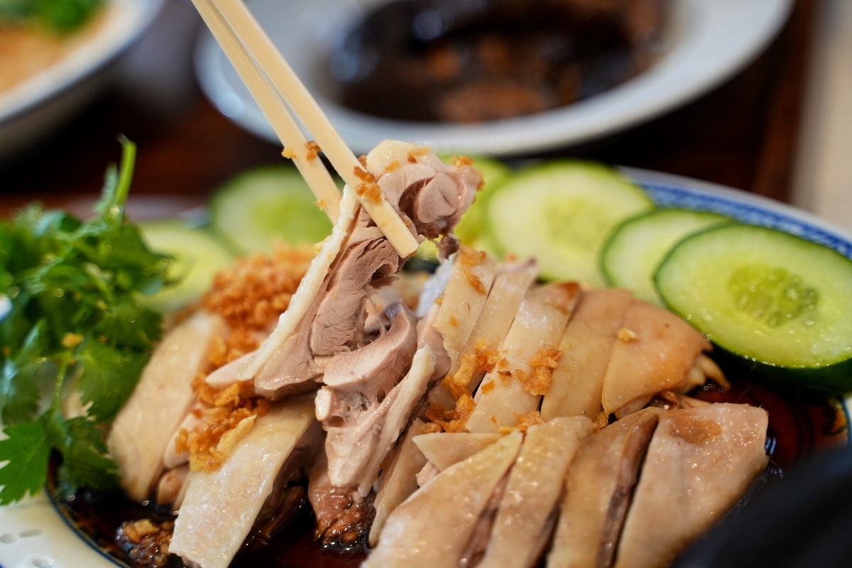【曼谷美食】Baytong Chicken Rice – Ari站隱藏版高評價海南雞飯餐廳！特選來自泰國南部的勿洞雞，肉質格外Q彈又鮮甜
