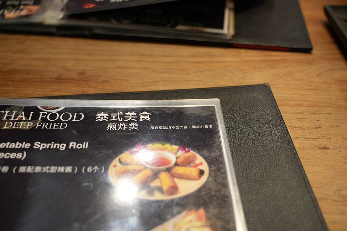 【清邁美食】Alice’s Restaurant – 風格一言難盡的人氣餐廳，服務生都是短褲辣妹，但老少咸宜且餐點多元，連減脂餐、排毒飲料都有賣！